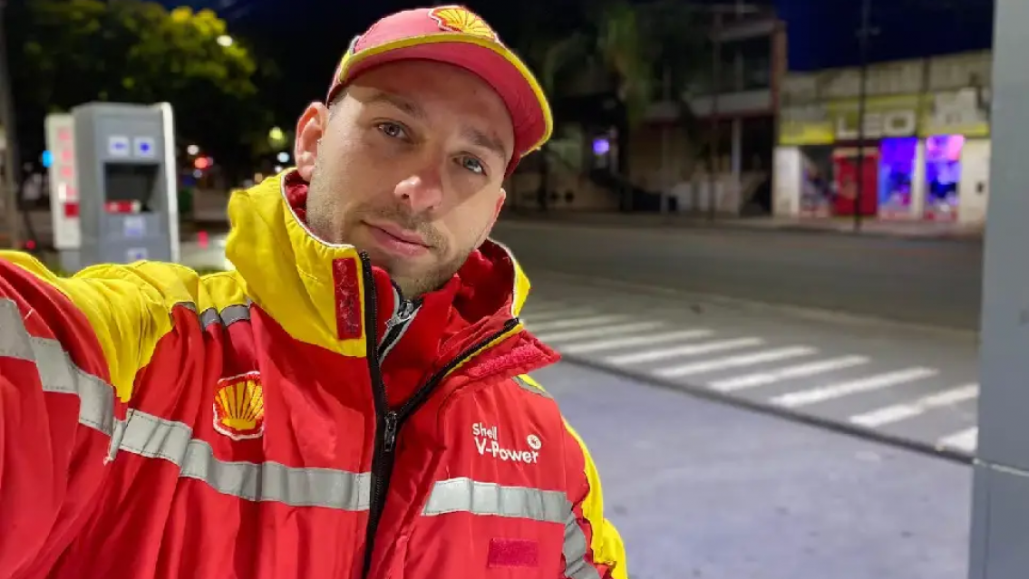 "Miserable": el playero "m�s lindo", es tambi�n el m�s indignado por la paga