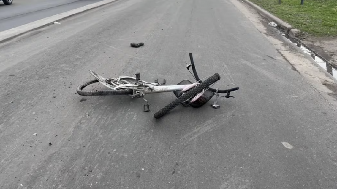 Cami�n se llev� puesto a un ciclista y el chico muri�