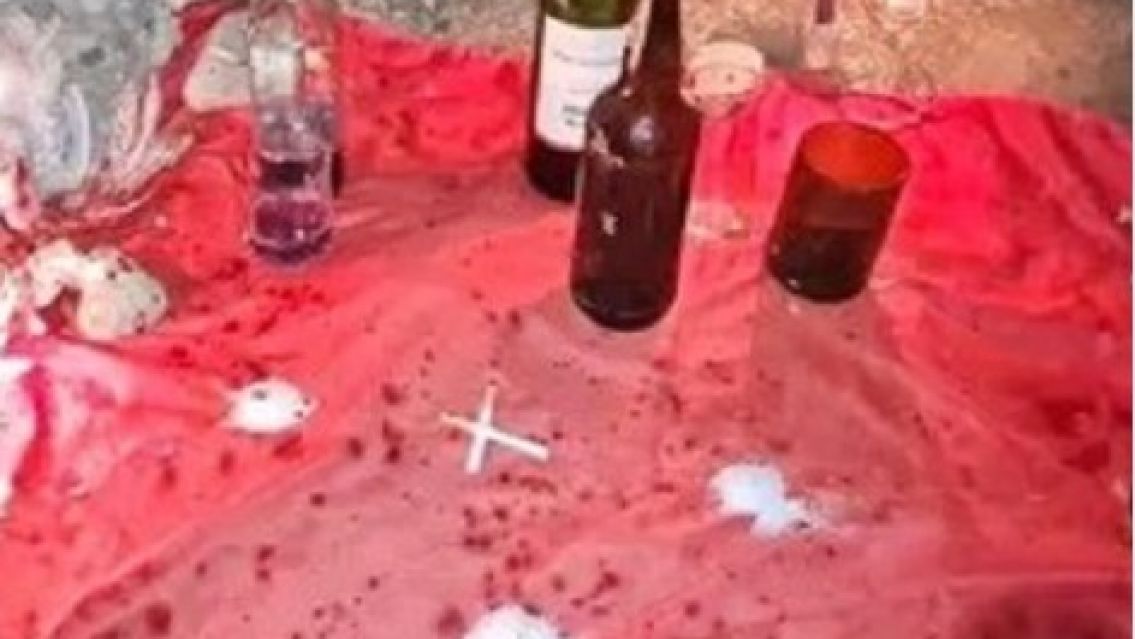 Encontraron una macumba en plena calle de un barrio: nenes jugaban cerca