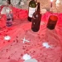 Encontraron una macumba en plena calle de un barrio: nenes jugaban cerca