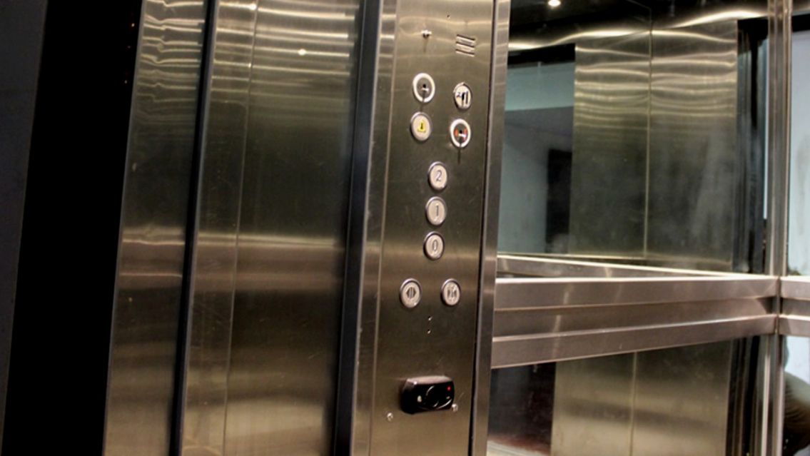 Maldito ascensor: as� descubri� a su mujer con el amante