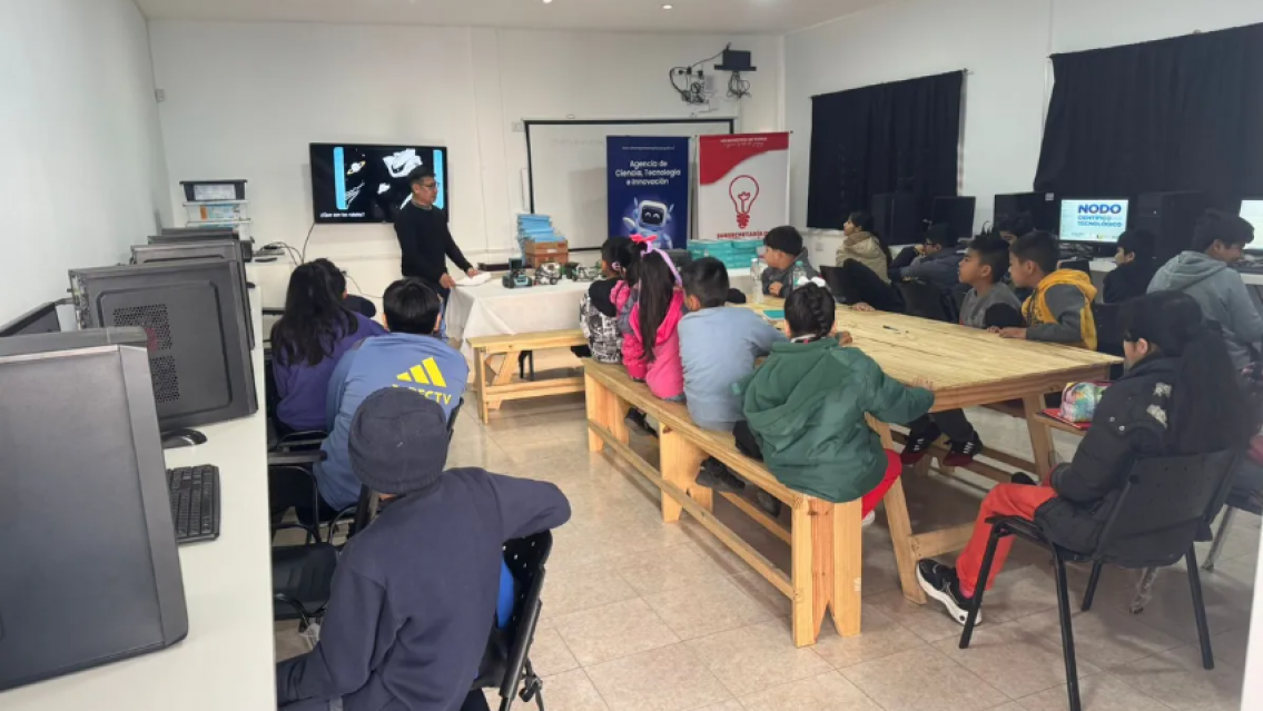 Ni�os de San Pedro construyeron sus primeros robots durante las vacaciones de invierno