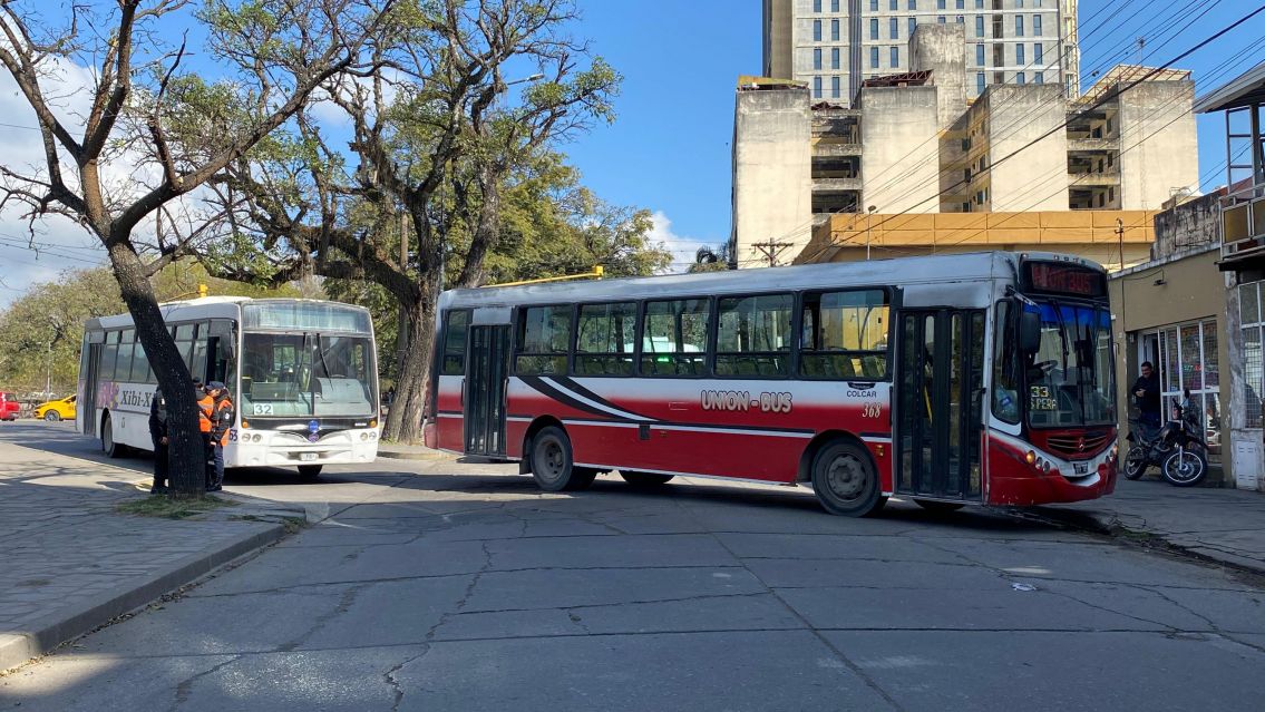  Accidente en pleno centro: hay un colectivo involucrado