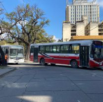 Accidente en pleno centro: hay un colectivo involucrado