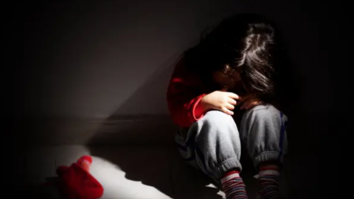 Dos nenas entraron desesperadas a una comisaría: "nuestra mamá..."