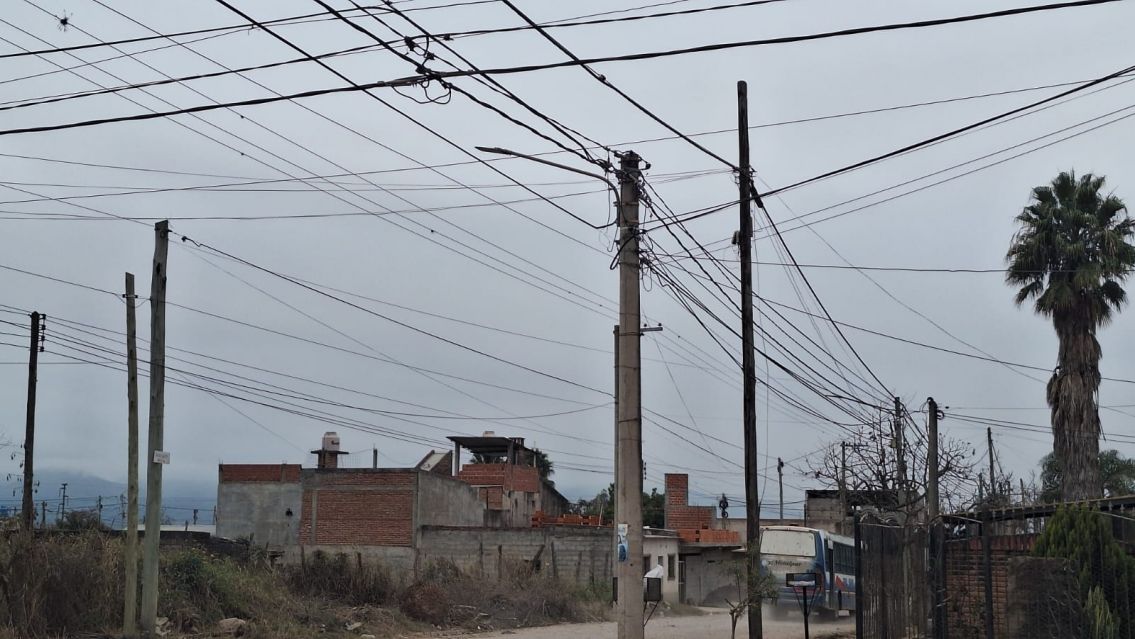 Vecinos del barrio San Jos� alertan por incendio en poste y denuncian m�ltiples problemas