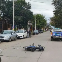 Una motociclista embarazada que viajaba con tres hijos sufrió un grave accidente