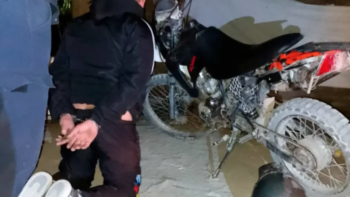 Jujeño quedó helado al ver un control, dejó la moto y quiso escaparse: lo que escondía