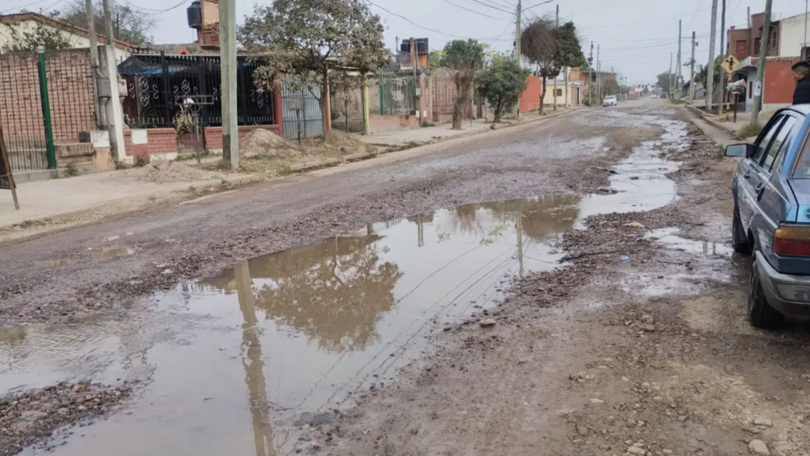 Vecinos denuncian un "río cloacal" en Palpalá que persiste hace más de un año