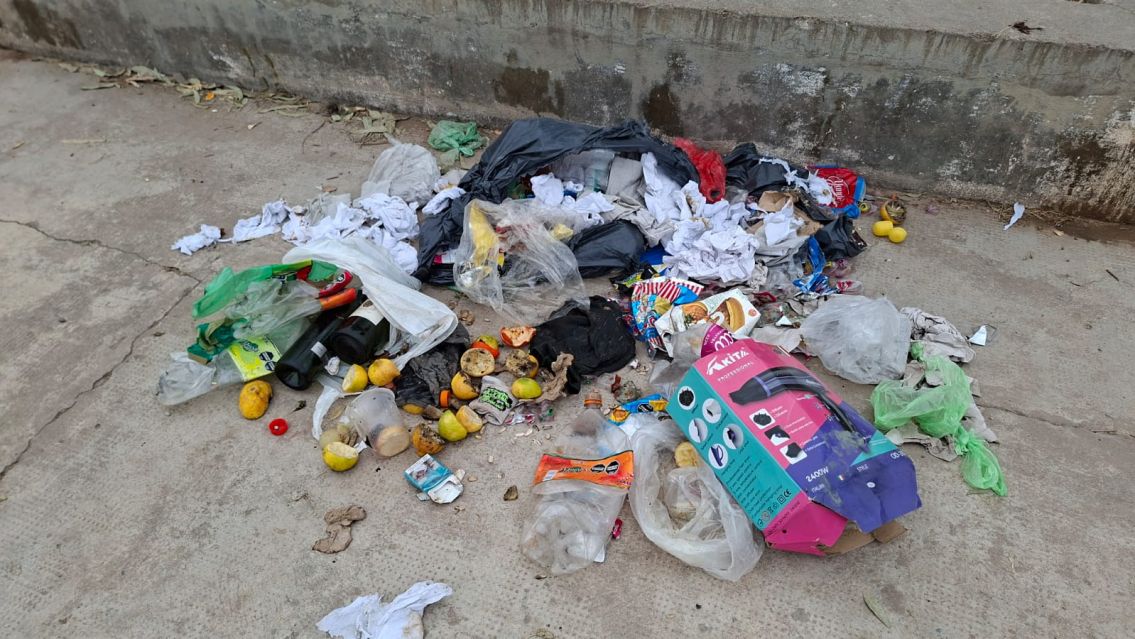 Indignación en Palpalá: una plaza está tapada de basura y nadie hace nada