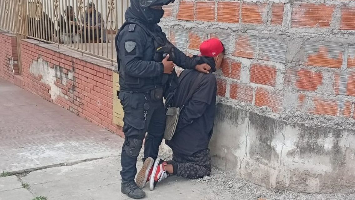 Pol�cias atraparon a un peligroso narco en el barrio Coronel Arias: Los detalles