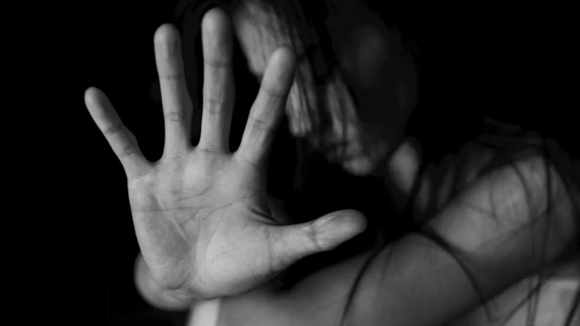 Juje�o golpe� y encerr� a su pareja: la culp� de hacerle "problemas" con su amante