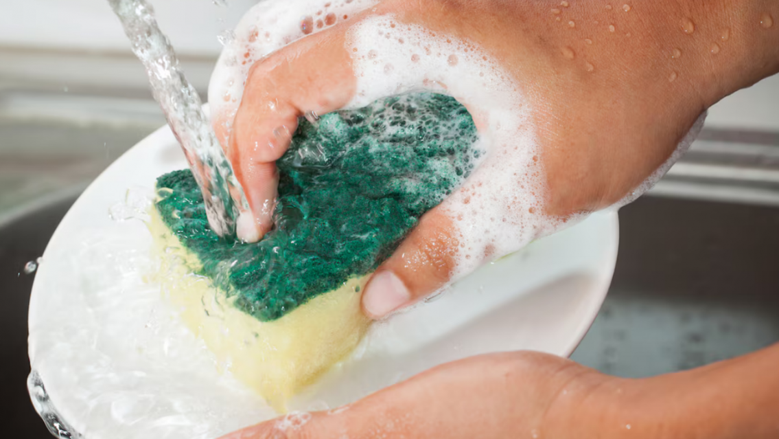 Prohíben un detergente por causar quemaduras en la piel: urgente a la basura