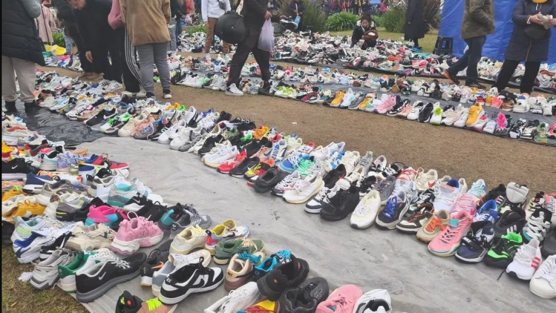 Furor por los fardos de ropa Shein y zapatillas para revender en calles y ferias