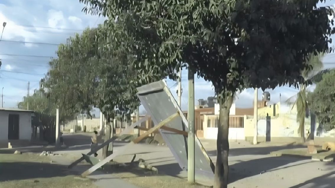 Pudo ser una tragedia: fuerte ráfaga derribó una garita de colectivo