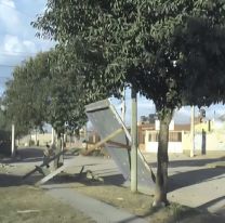 Pudo ser una tragedia: fuerte ráfaga derribó una garita de colectivo