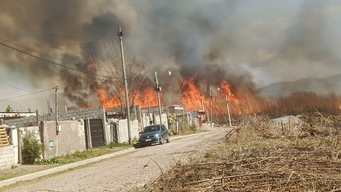 [URGENTE] Voraz incendio en Alto Comedero: el fuego amenza a todo un barrio 