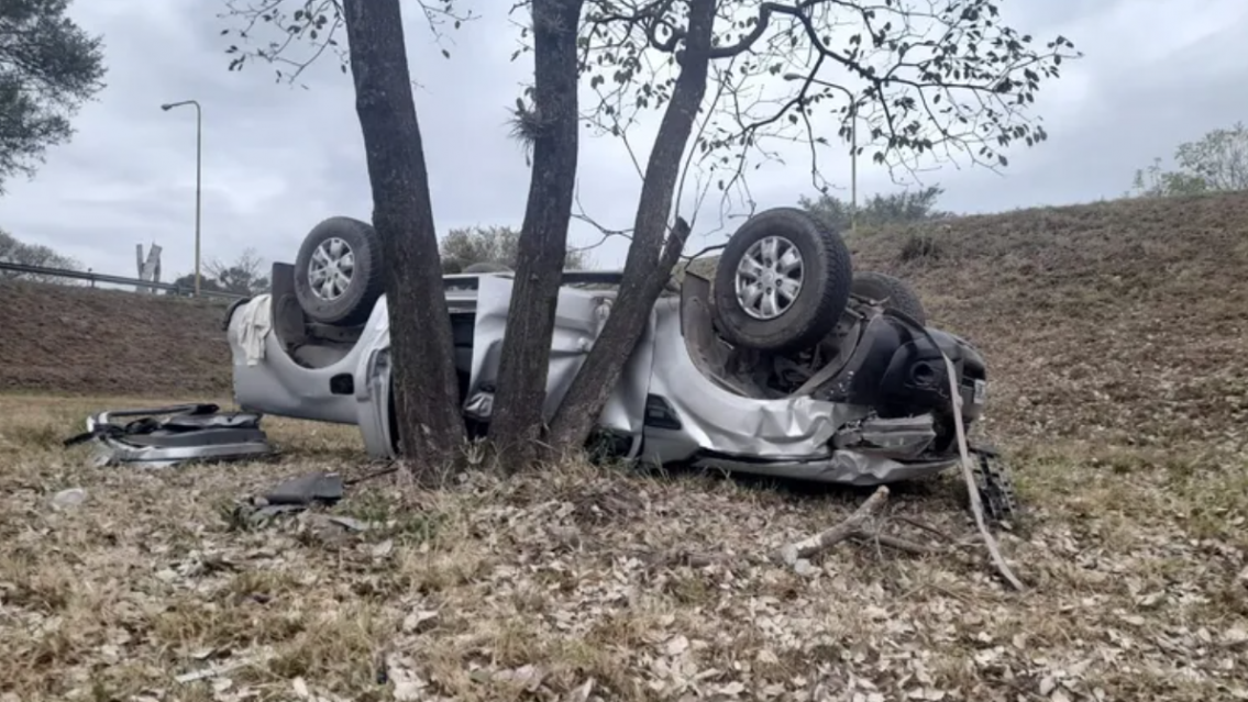 Grave accidente en Jujuy: una camioneta volc� y dej� dos heridos en el acceso sur