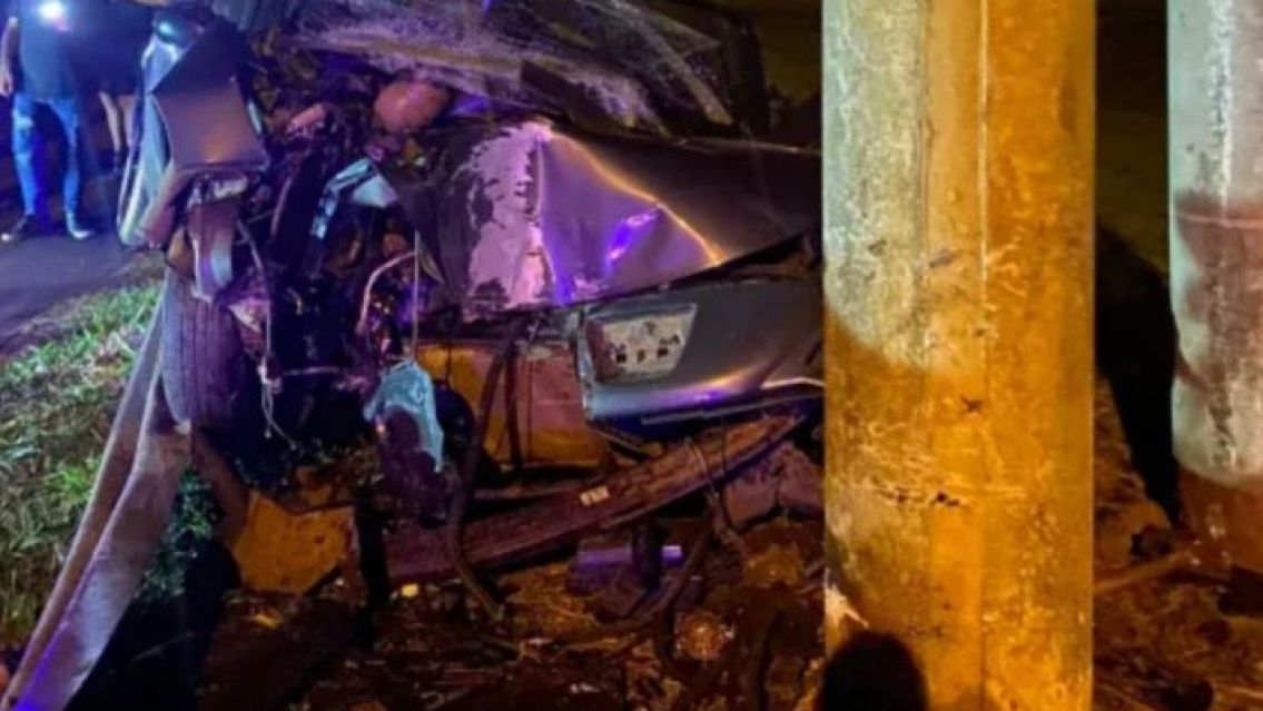 Chocó contra un poste y su hijastro murió: investigan si lo hizo a propósito