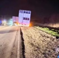 Viajaba con su hija en una moto, se cayó y murió tras ser atropellada