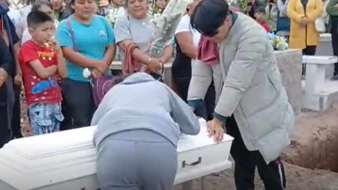 As� fue el doloroso entierro de Liam: muri� en un incendio mientras dorm�a