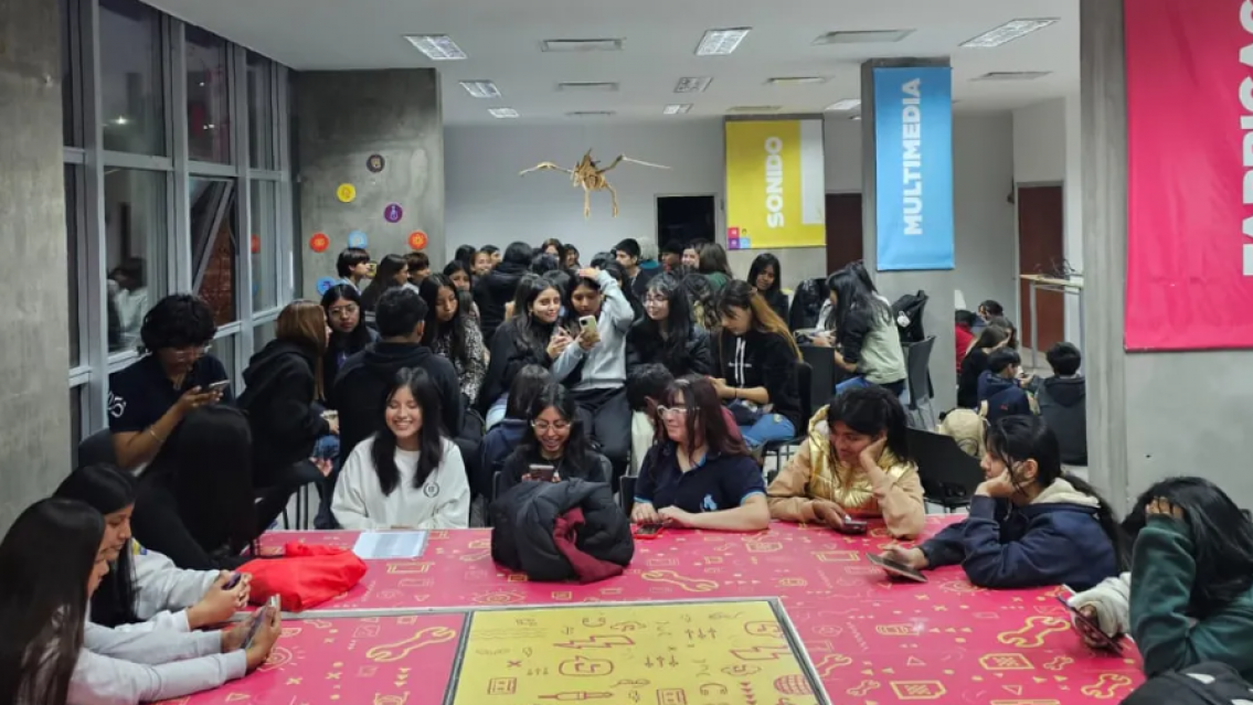 Jóvenes de la Comisión Estudiantil se capacitan para promover el buen trato en redes sociales