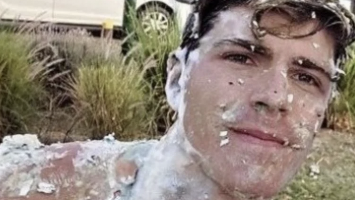 El "Primo" Marcos Ginocchio, recibió su diploma y su gestó llamó la atención