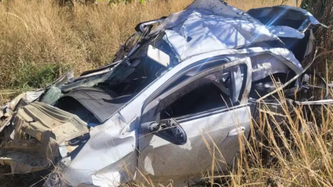 Estaban dandose amor, se movi� el auto y cayeron por un acantilado 