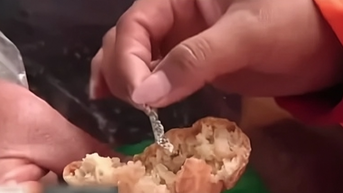 Juje�o casi se desangra al comer pan: lo que encontr� casi lo mata