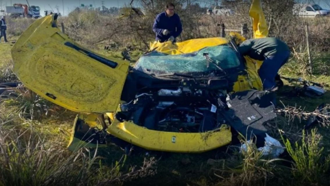 Una ferrari amarilla se despist� y termin� chocando en plena ruta