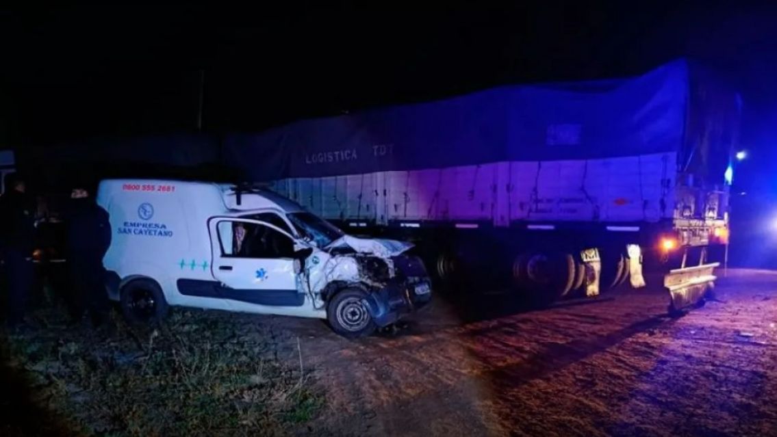 Choque entre camión y ambulancia dejó a dos heridos en plena ruta