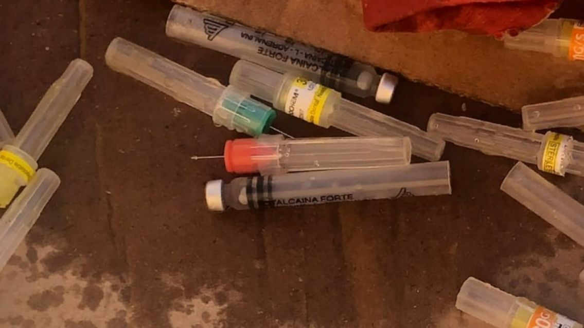 Riesgo sanitario frente a una escuela de Jujuy: agujas expuestas sin protecci�n