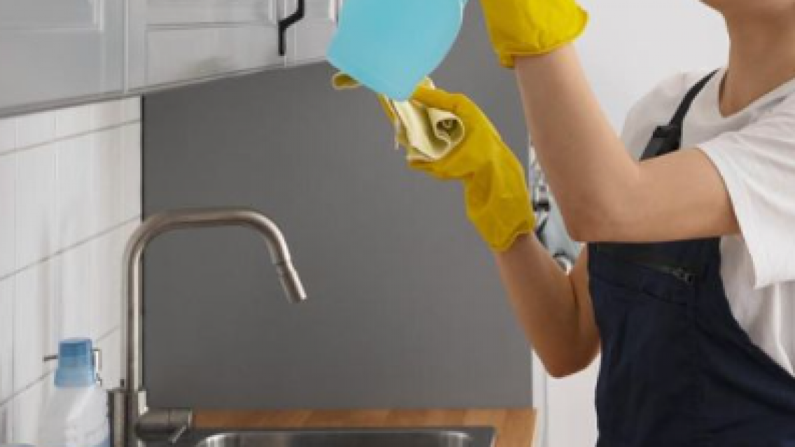 La mam� de una mega famosa limpia casas para juntar algo m�s de plata