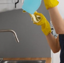 La mam&aacute; de una mega famosa limpia casas para juntar algo m&aacute;s de plata