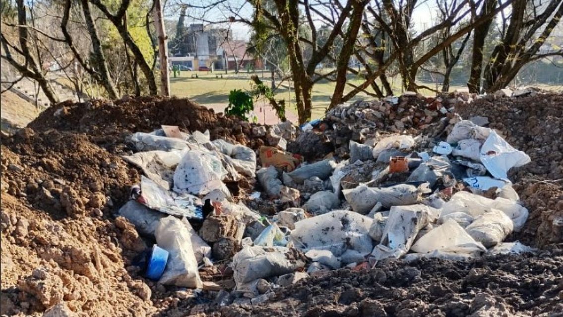 Padres denuncian abandono ambiental cerca de la Escuela General Savio