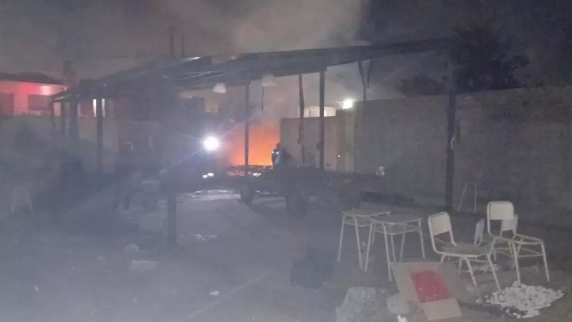Incendio en el Secundario N�6 de Alto Comedero: se quem� el toldo del canch�n y piden ayuda