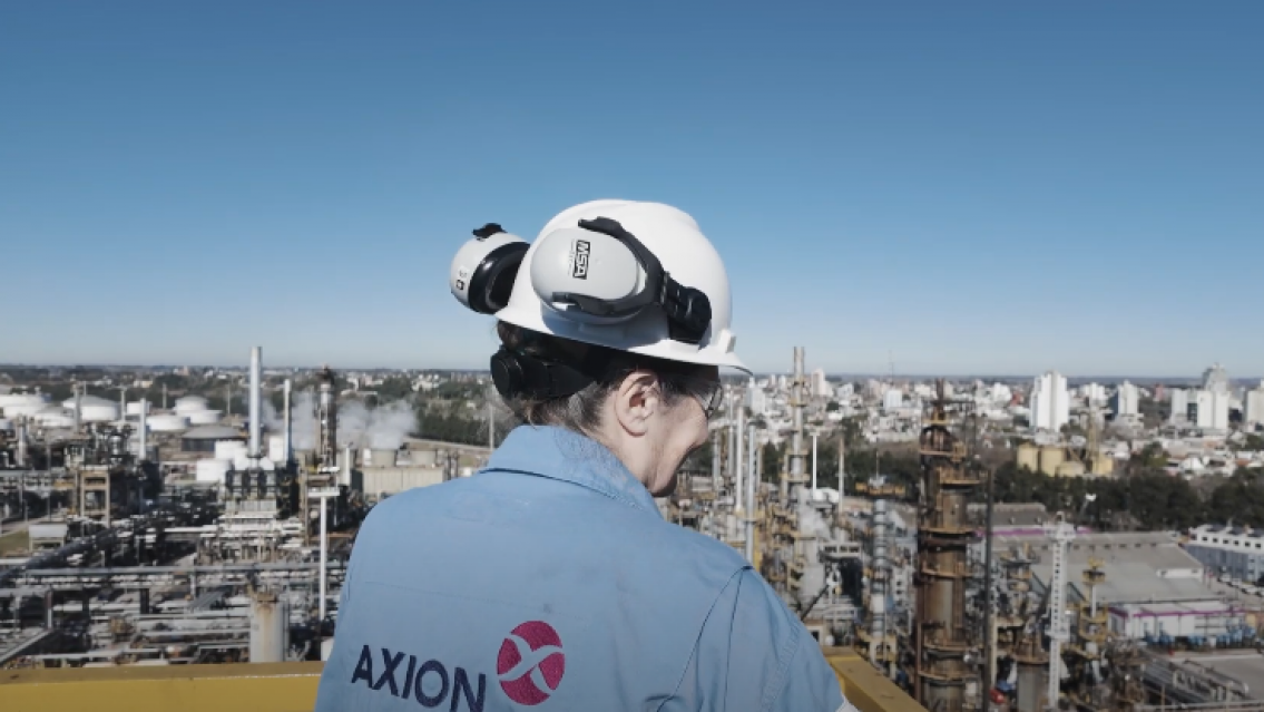 Vecina de Campana cumpli� su sue�o de subir a la torre del coker y honrar a su padre