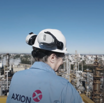 Vecina de Campana cumplió su sueño de subir a la torre del coker y honrar a su padre