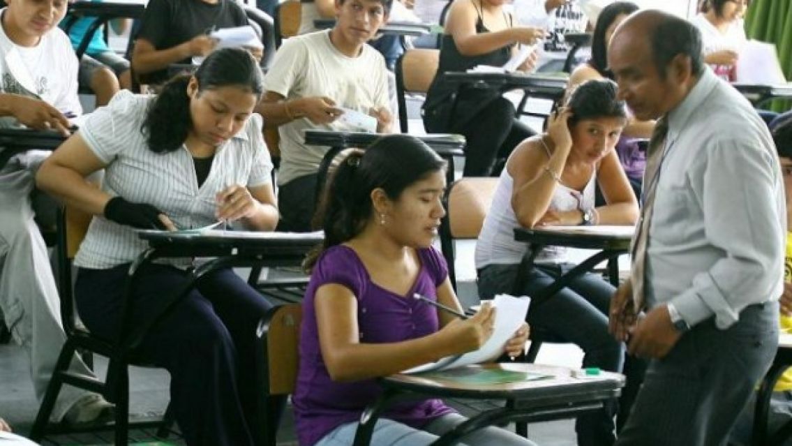 Aumentan los sueldos docentes, pero siguen por debajo de la línea de pobreza