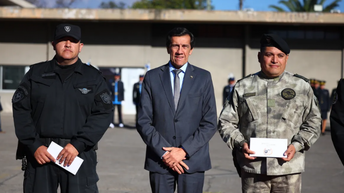 Polic�as juje�os recibieron ascensos y distinciones por 25 a�os de servicio