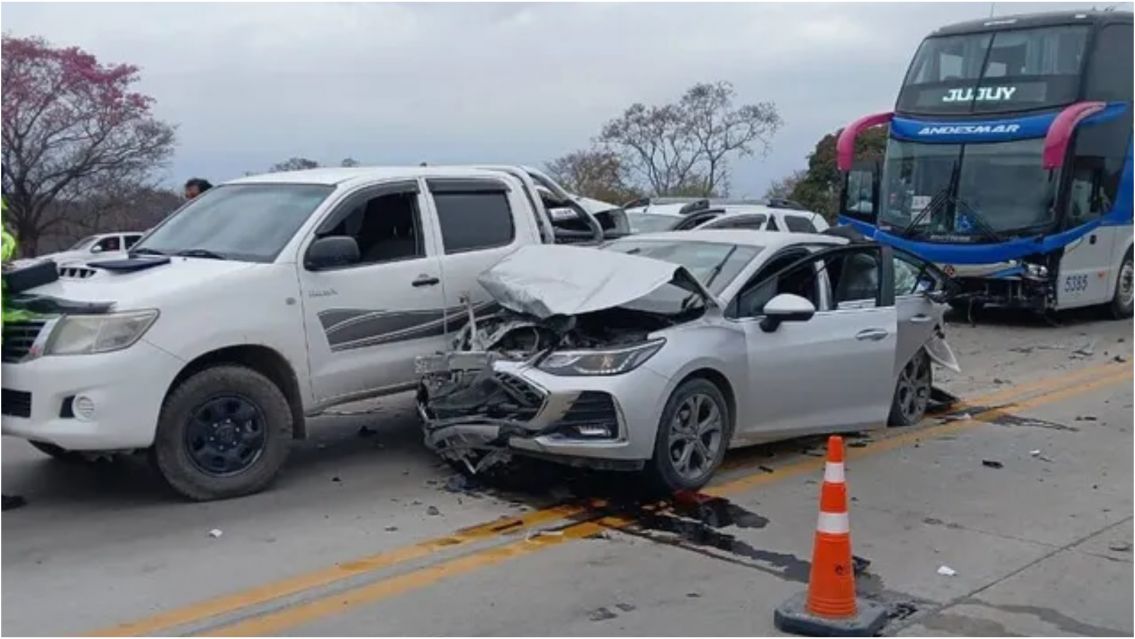 Gravísimo choque múltiple en el límite de Jujuy y Salta: tres personas heridas