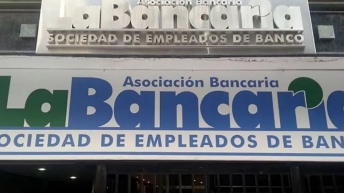 Bancarios cerraron un sueldo inicial de $1.895.000 y habr� s�per bono en noviembre