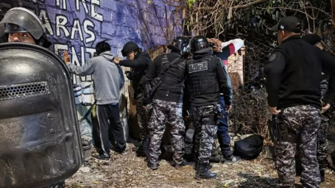 Operativo policial: 24 detenidos y secuestro de un motoveh�culo