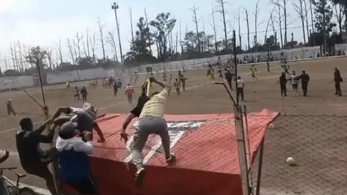 Violencia en una cancha: un partido en Jujuy termin� en una batalla campal