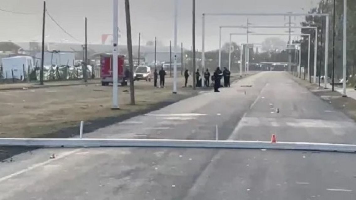 El viento tir� un arco: un joven muri� y su novia est� grave