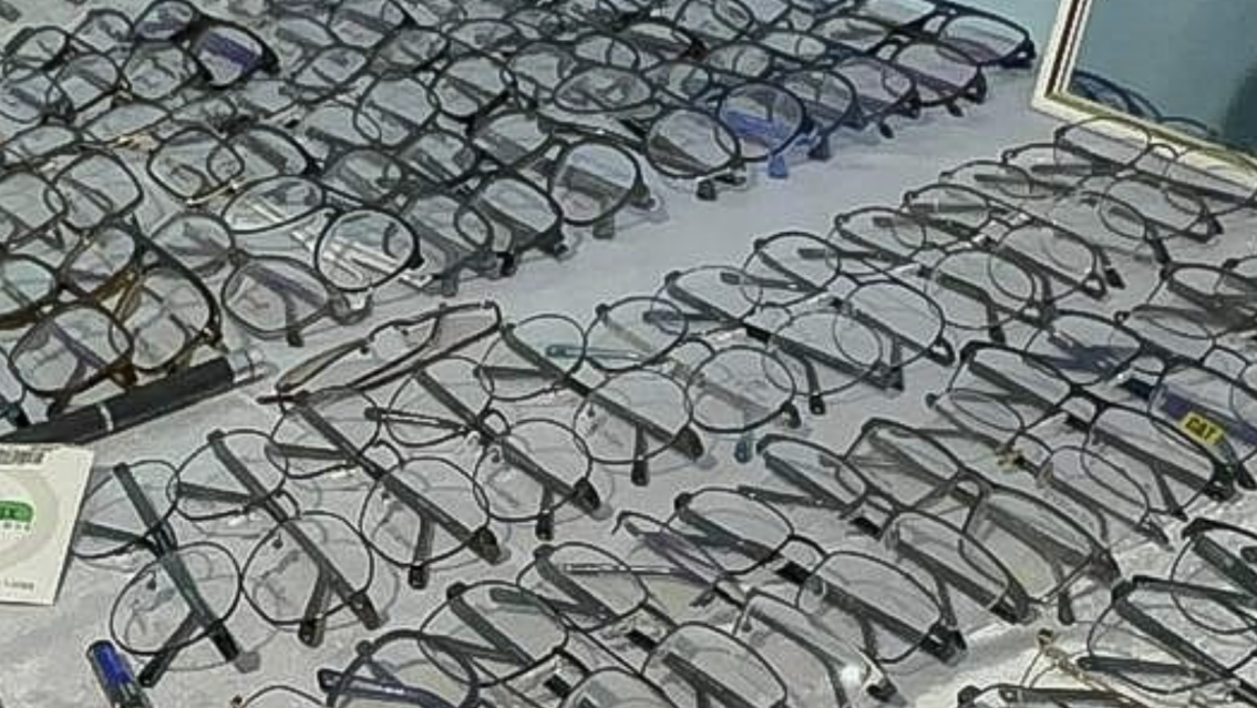 Todo trucho: extranjeros vend�an anteojos en una �ptica completamente ilegal