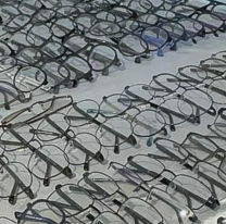 Todo trucho: extranjeros vendían anteojos en una óptica completamente ilegal