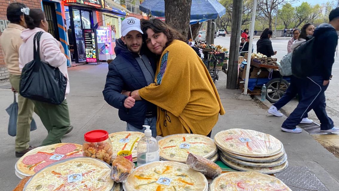 Madre e hijo son furor en Jujuy por las pizzas que venden en la vieja terminal