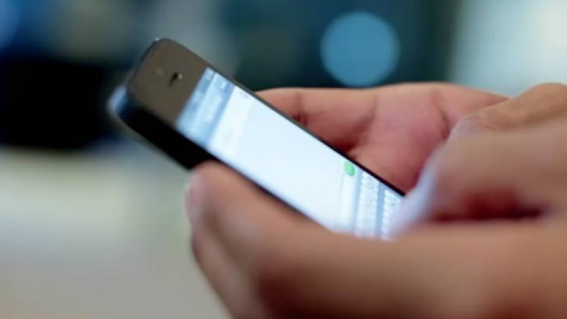 Jujeña le hackeó el celu a su novio, descubrió los cuernos y lo despertó a puñaladas