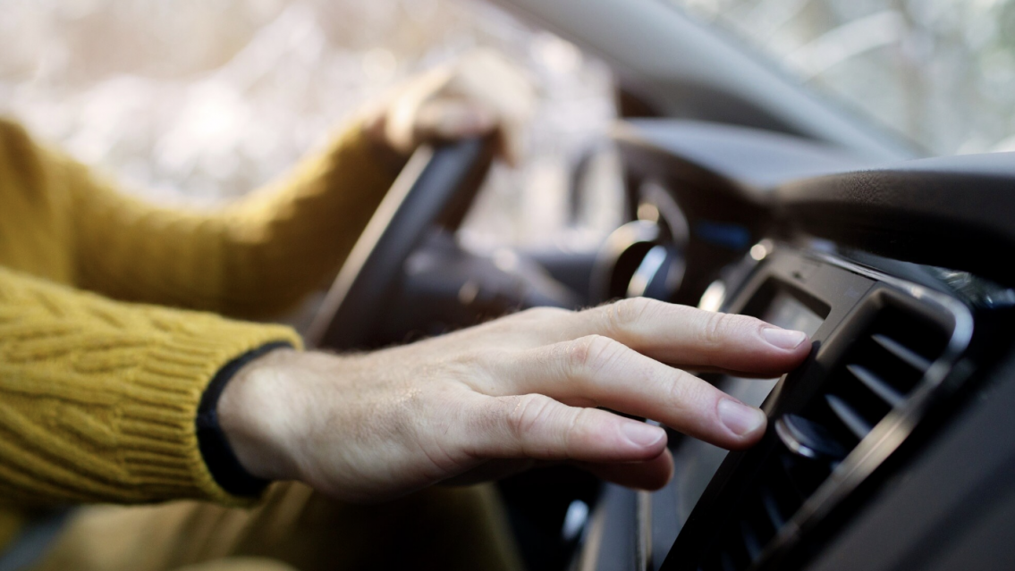 Sali� de noche, se pidi� un auto para volver y qued� en shock cuando vio al chofer